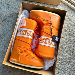 Brand New MOON BOOTS ICON ORANGE NYLON – Unworn + Bonus Bag! 🚀